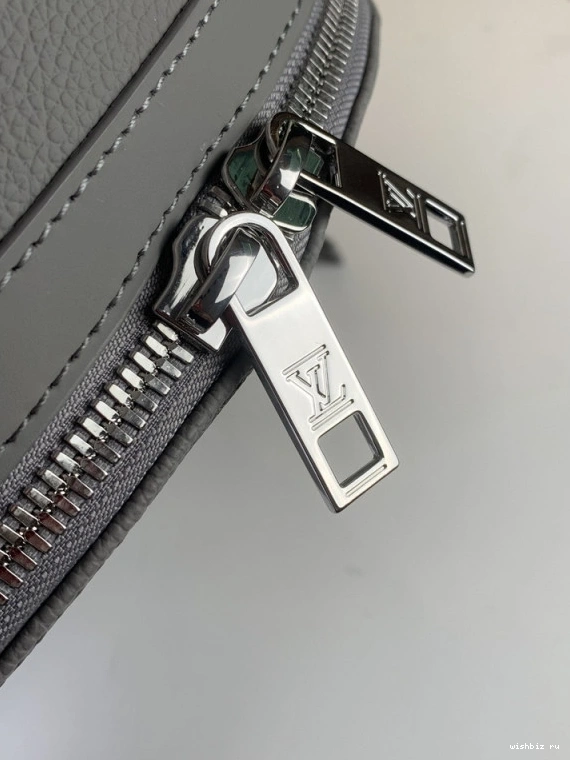 WIS LOUIS VUITTON BACKPACK TAKEOFF 0820